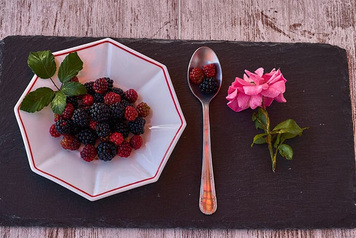 Dish,Of,Wild,Blackberries,,With,Teaspoon,And,Pink,Rose Food Photography Tutorial