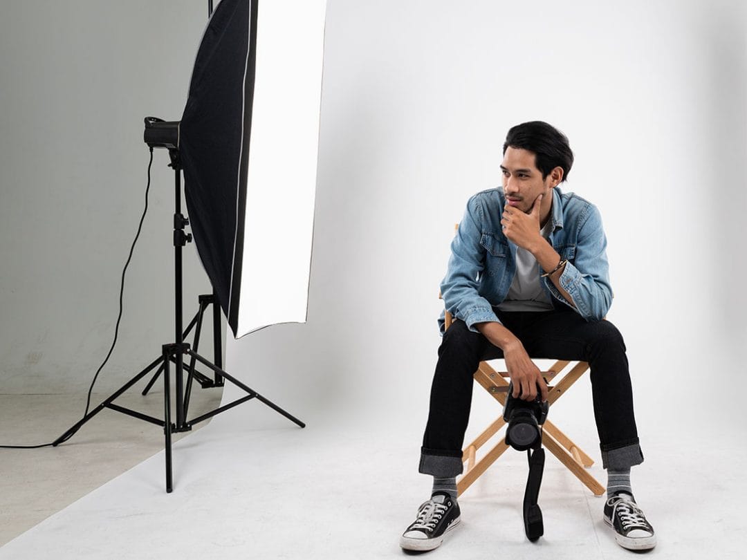 Portrait,Photo,Of,Young,Smart,Asian,Professional,Photographer,Sitting,On One Light Photography Tutorial 1