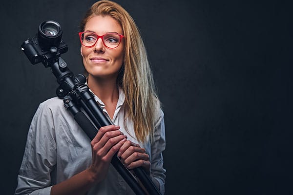 An,Attractive,Blond,Female,Photographer,Taking,Pictures,With,Professional,Camera Glamour Photography Tutorial