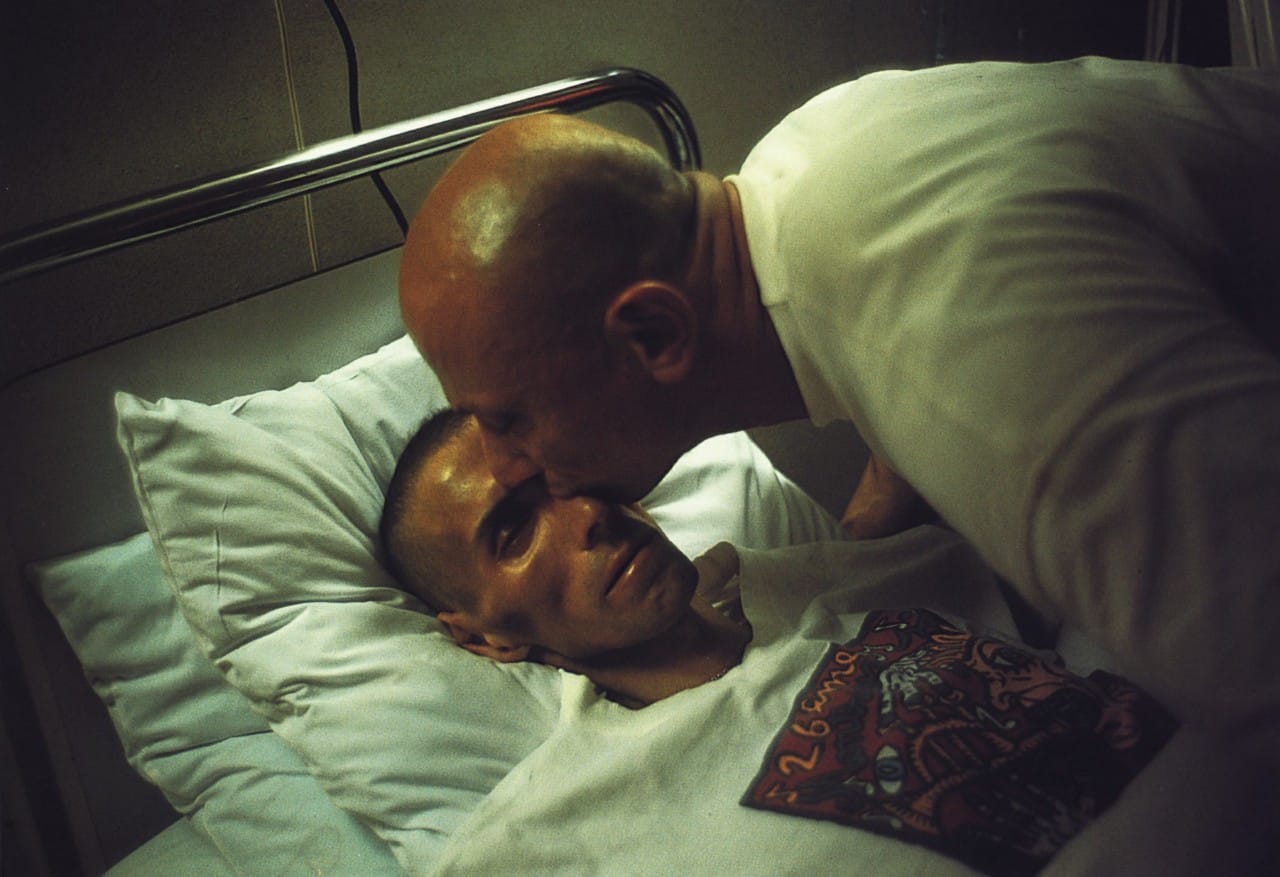 Image: Gotscho kissing Gilles, Paris 1993 (Copyright Nan Goldin)
