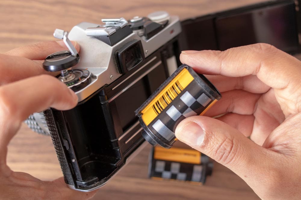 Placing a 35mm film to an analog camera manually