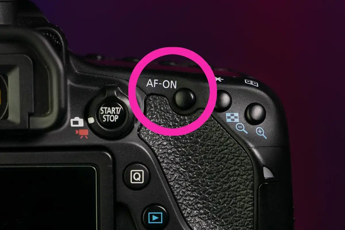 back of a camera with a pink circle denoting back button focus AF-ON canon camera